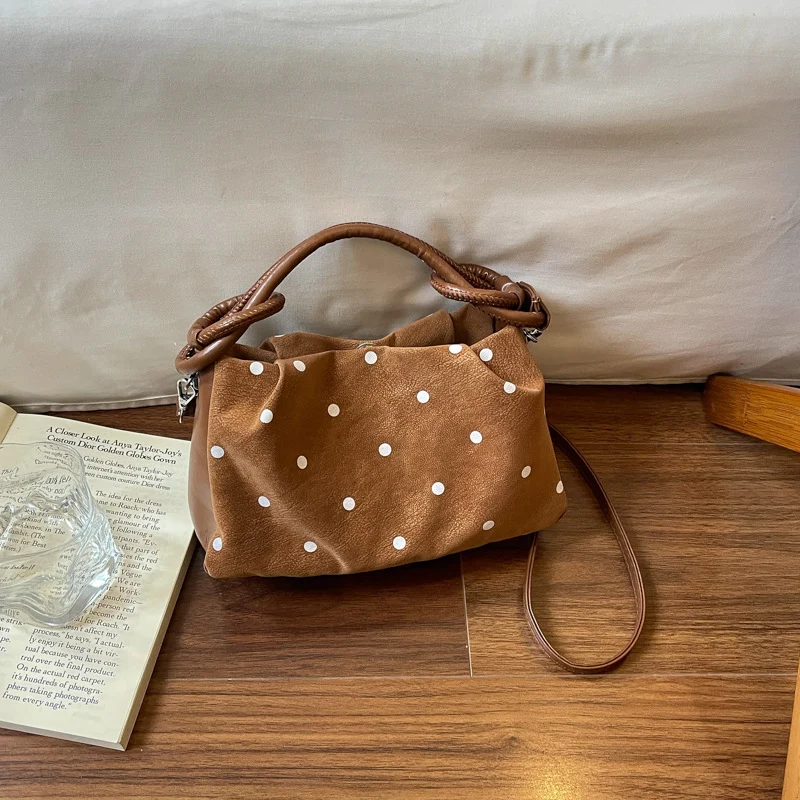 Verspielt gepunktete Handtasche