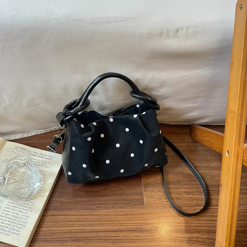 Verspielt gepunktete Handtasche