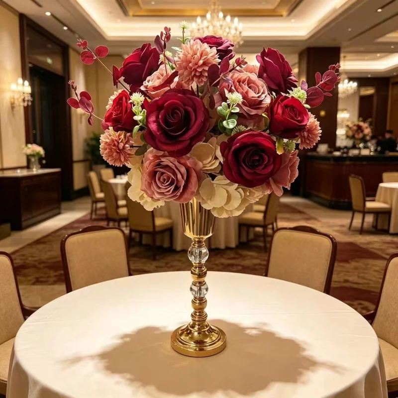 Luxuriöse Blumenanordnung mit dekorativem Ständer