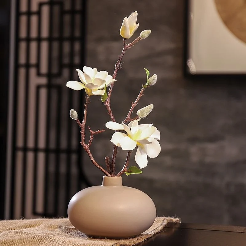 Luxuriöser Faux-Magnolien-Blütenzweig