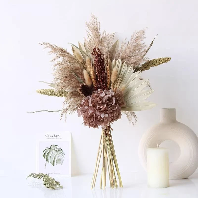 Luxuriöser getrockneter Blumenstrauß