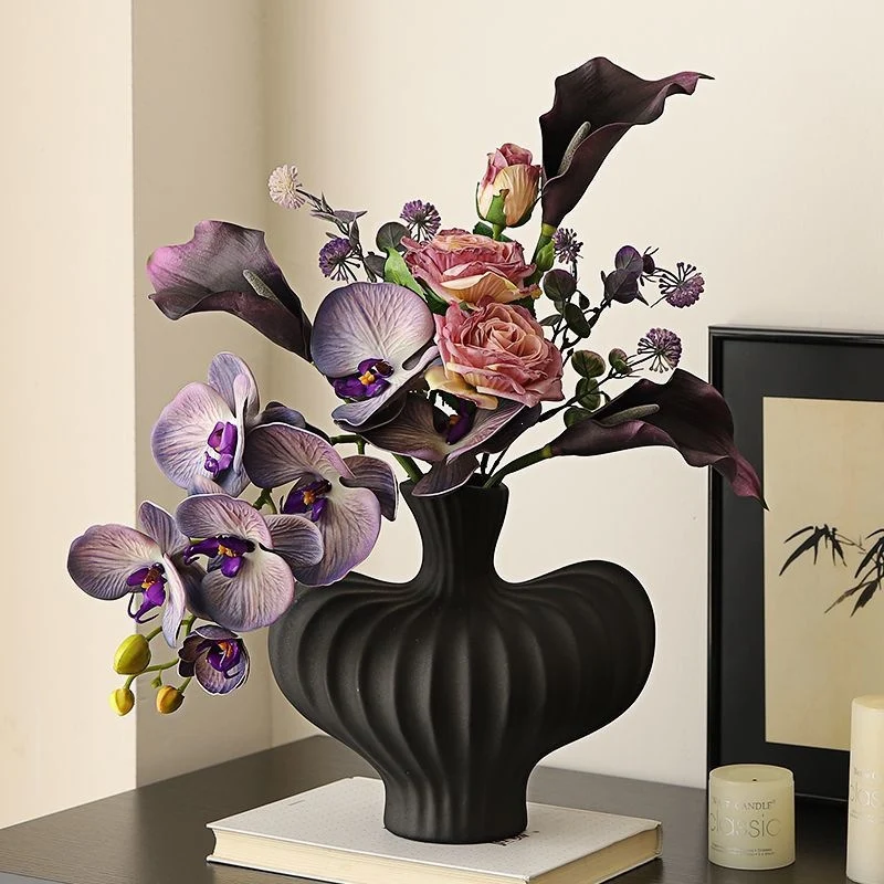Eleganter künstlicher Blumenstrauß