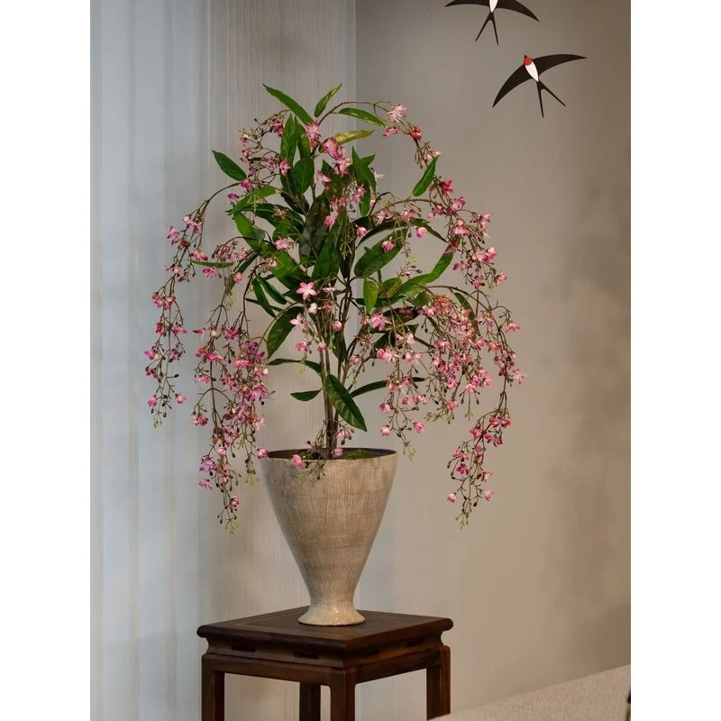 Lebensechte Orchideenblütenarrangement