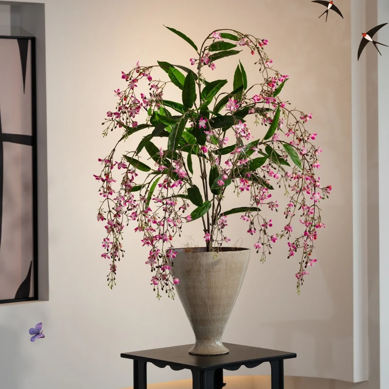 Lebensechte Orchideenblütenarrangement