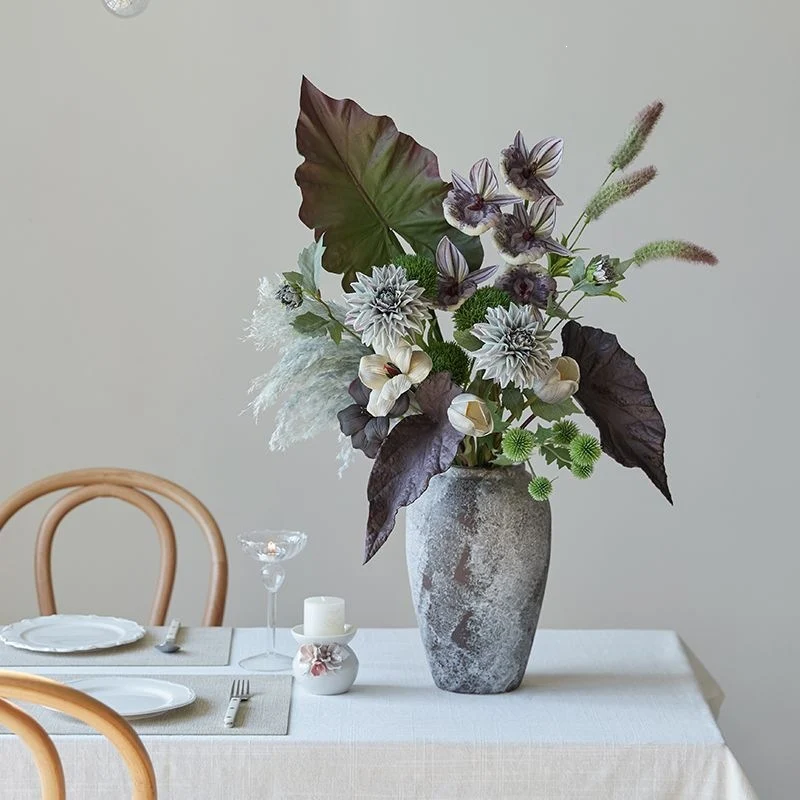 Lebensechte gemischte Blumenarrangement