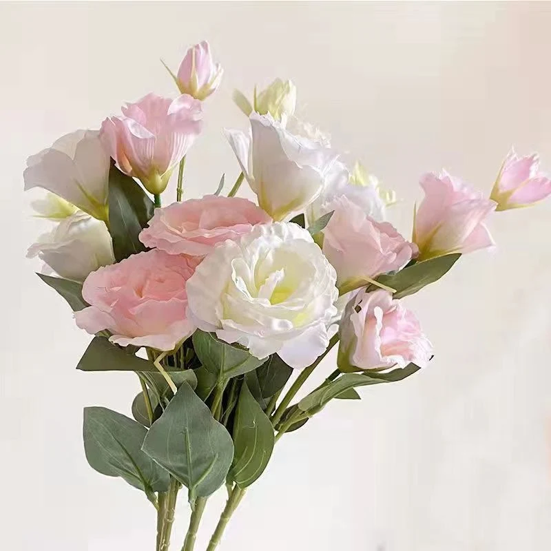 Lebensechter Blumenzweig