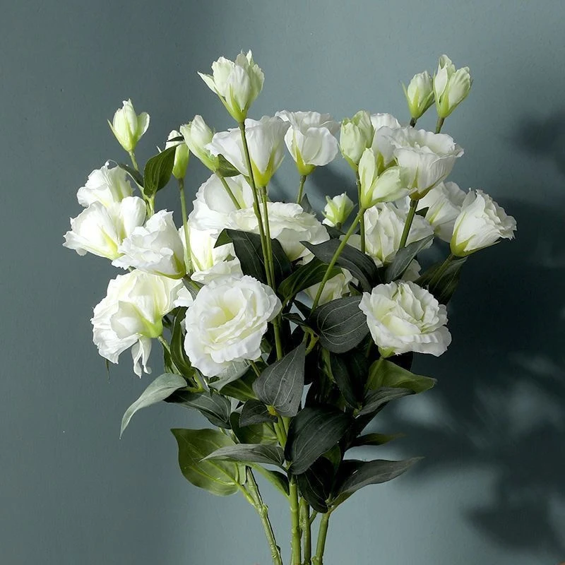Lebensechter Blumenzweig