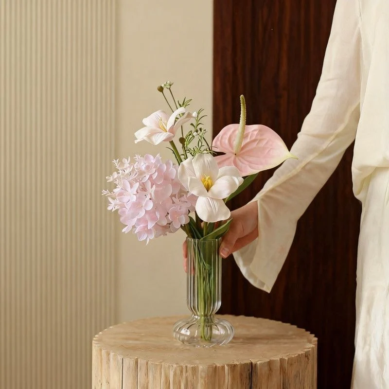 Lebensechte Blumenarrangement in elegantem Glasvase