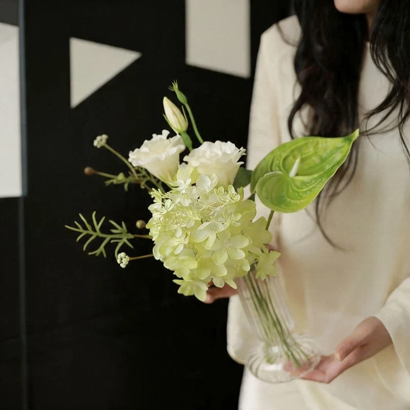 Lebensechte Blumenarrangement in elegantem Glasvase