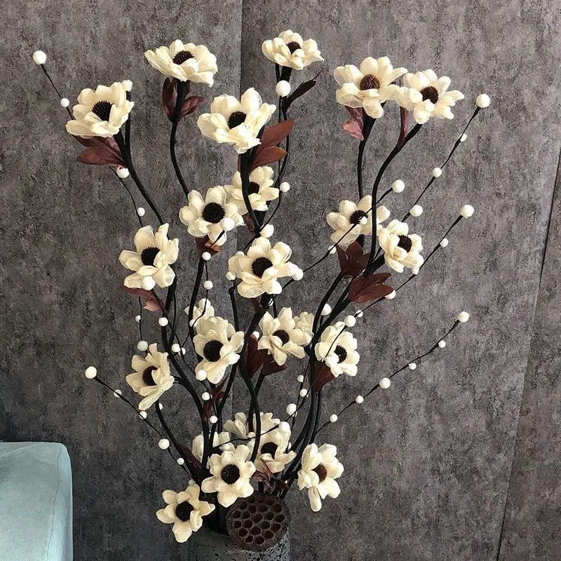Lebensechte dekorative Blumenarrangement