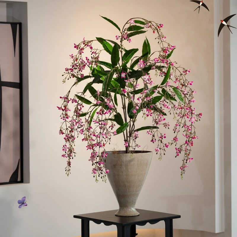 Lebensechte künstliche Blumenarrangement in dekorativem Topf
