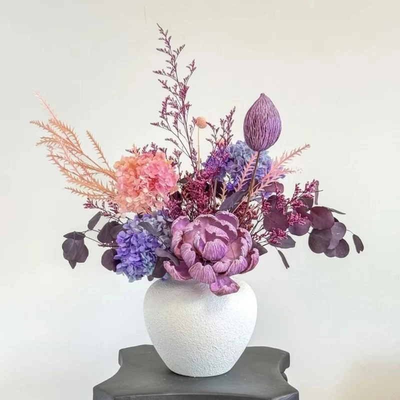 Dekorative getrocknete Blumenarrangement Tischdekoration