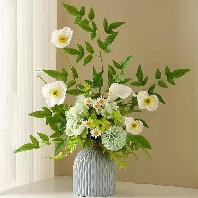 Elegante Blumenarrangement in strukturiertem Vase