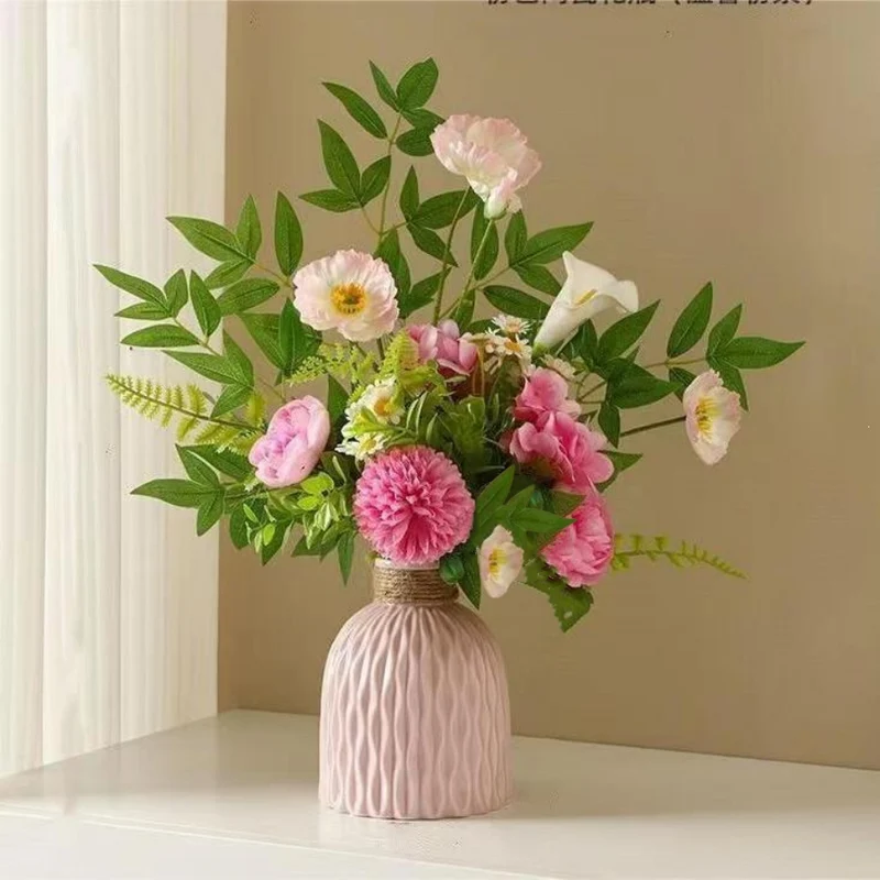 Elegante Blumenarrangement in strukturiertem Vase