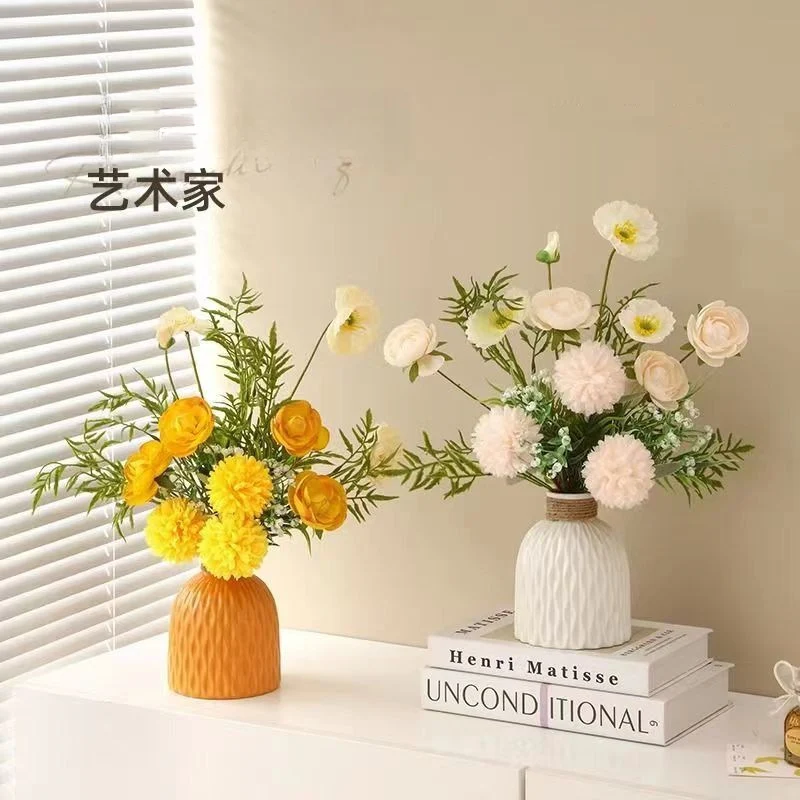 Elegante Blumenarrangement in strukturiertem Vase