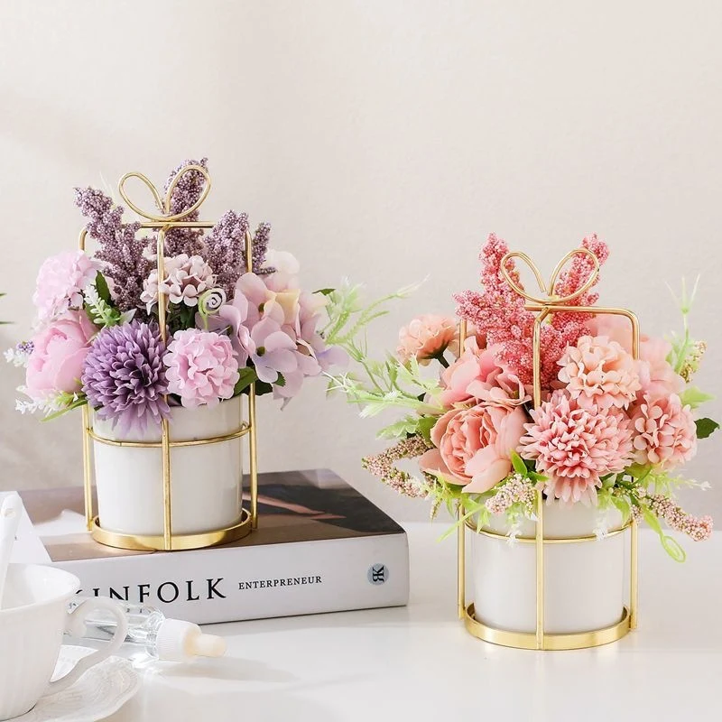 Elegante Blumenarrangement in dekorativem Metallblumentopf