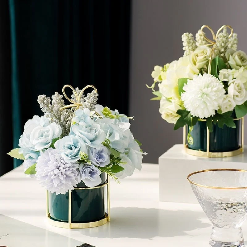 Elegante Blumenarrangement in dekorativem Metallblumentopf