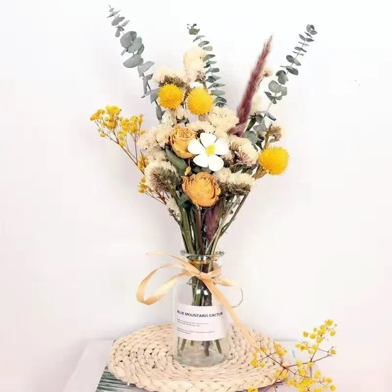 Elegante getrocknete Blumenausstellung
