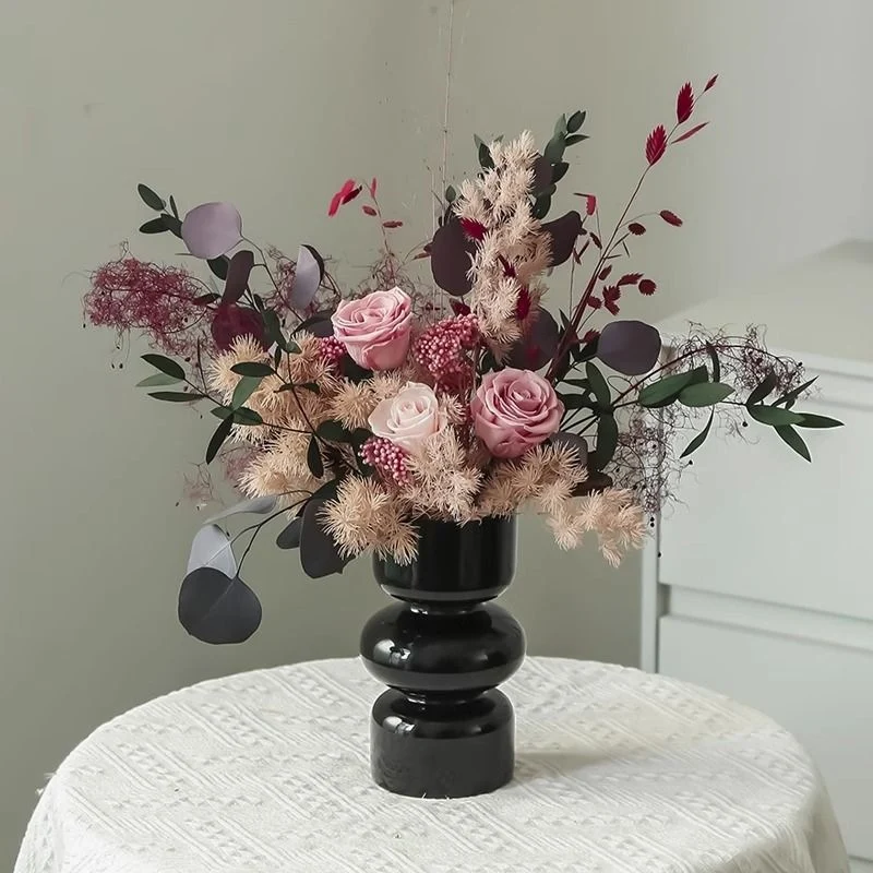 Elegante getrocknete Blumenausstellung