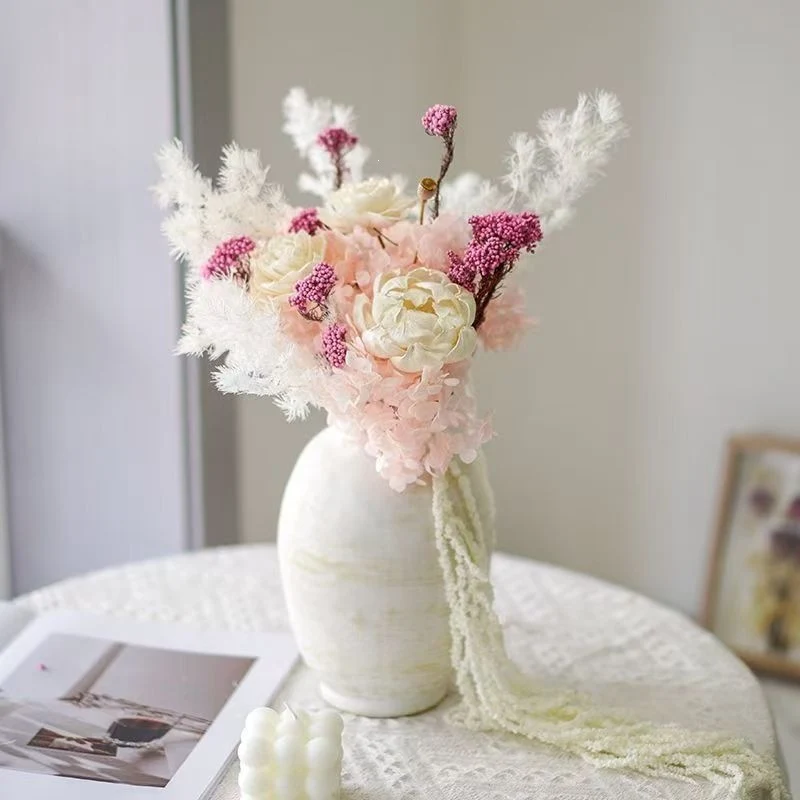 Eleganter getrockneter Blumenstrauß