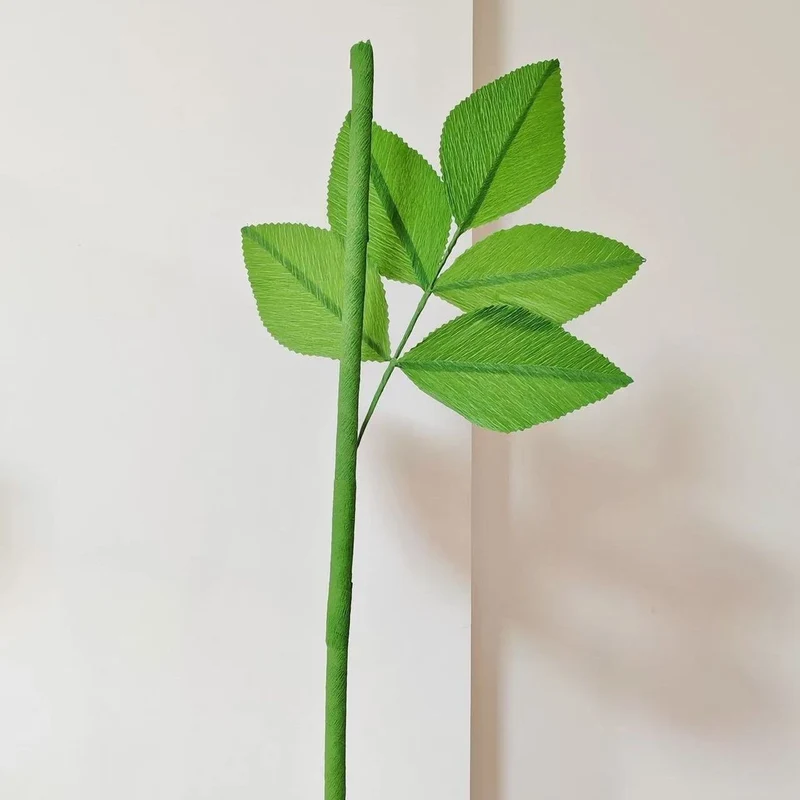Elegante Dekorative Papierrosen Arrangement