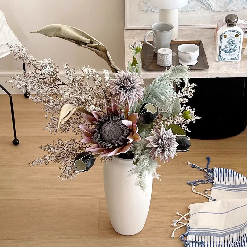 Künstlerische Trockenblumenarrangement