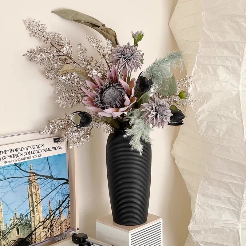 Künstlerische Trockenblumenarrangement