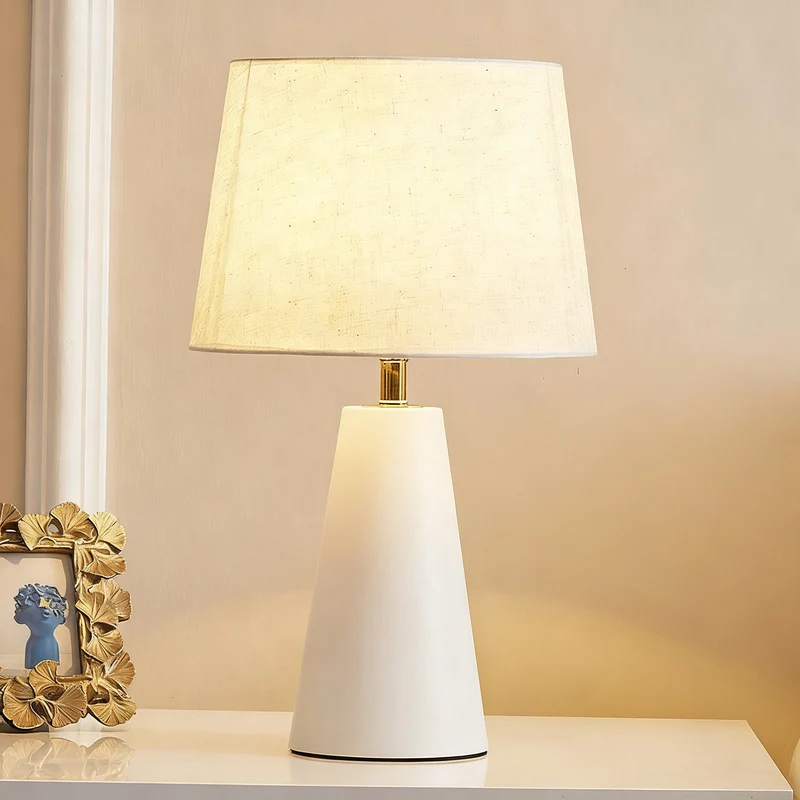 Nachttischlampe mit Steinoptik, nordisch