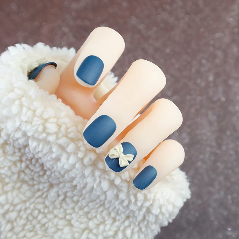 Stylisches dekoratives Press-On Nagelset Karnz