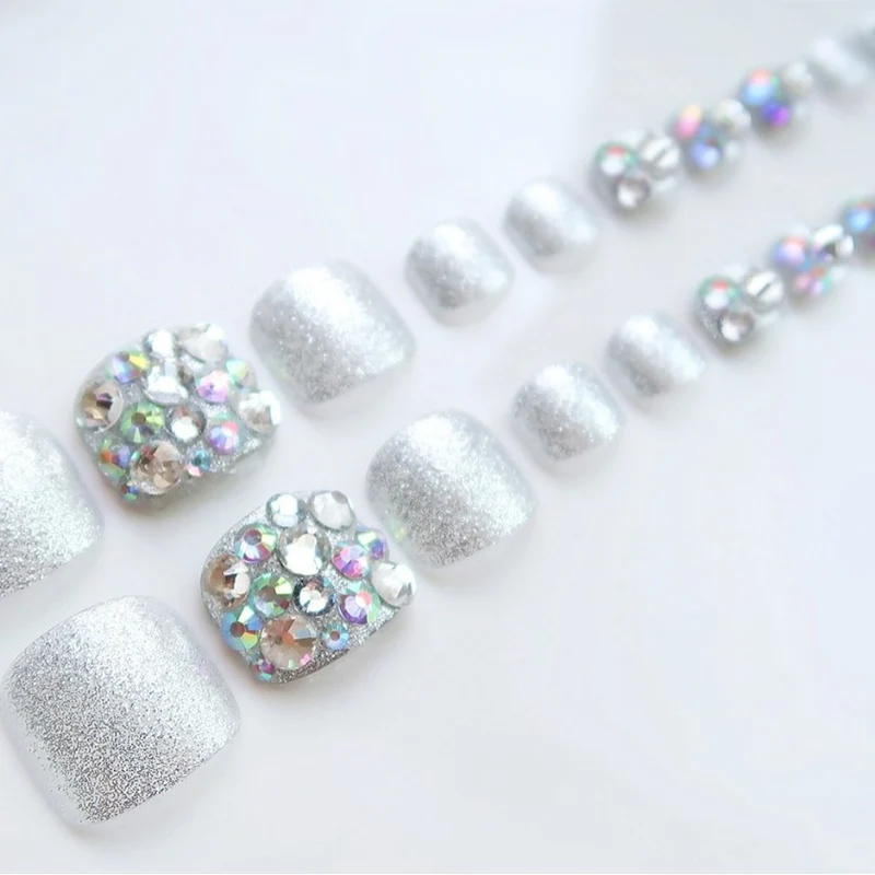 Glitzernde, mit Schmucksteinen verzierte Sandalen Karnz