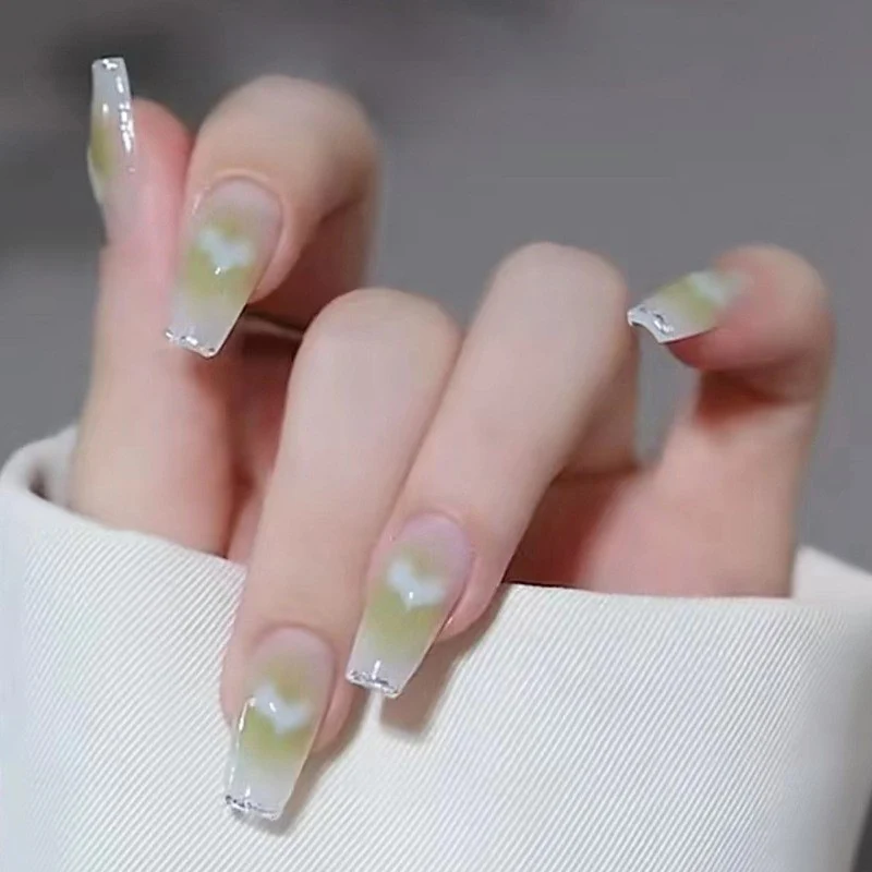 Elegantes Glänzendes Press-On Nagelset Karnz