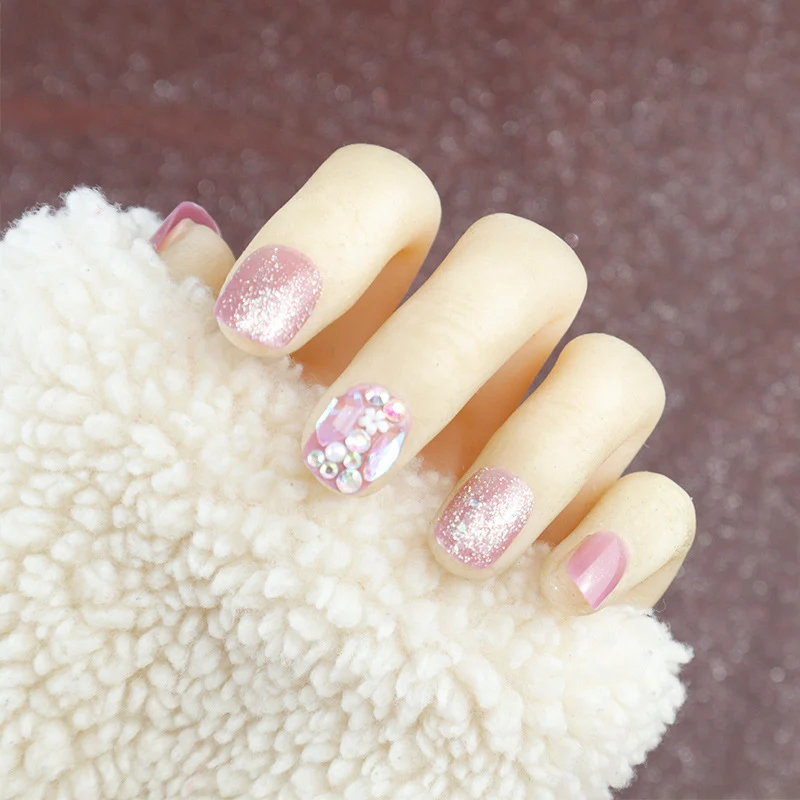 Premium Funkelnde Press-On Nagelset mit dekorativen Strasssteinen Karnz