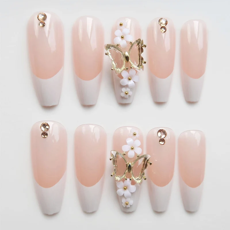 Luxus Press-On Nagelkunst mit floralen Akzenten Karnz