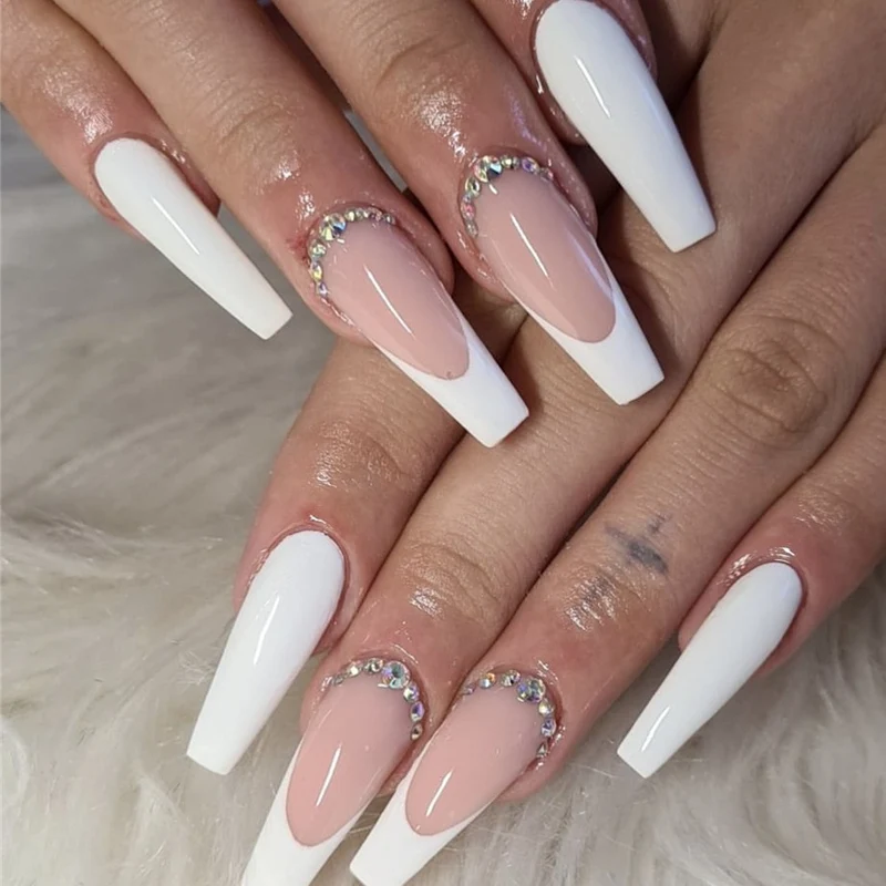 Luxuriöse lange Stiletto Press-On Nägel mit Strass-Accents Karnz