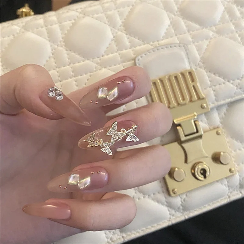 Luxuriöse dekorative Press-On Nagelkunst mit Edelsteindetails Karnz