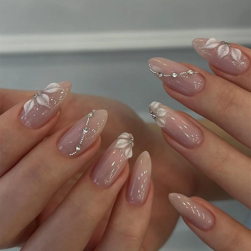 Elegantes Blumennagelkunst-Set Karnz