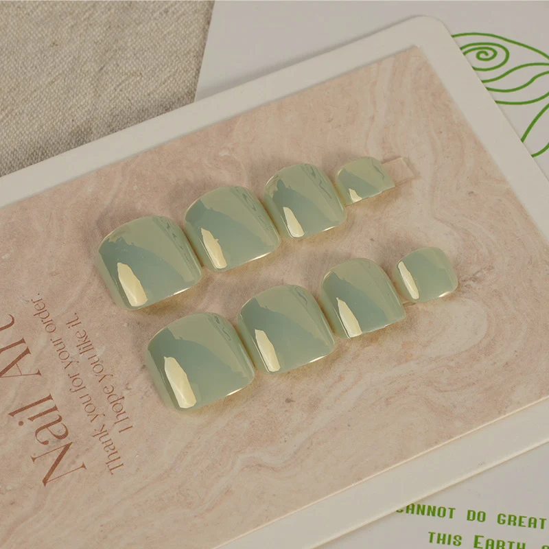 Glänzendes kurzes Press-On-Nagelset Karnz
