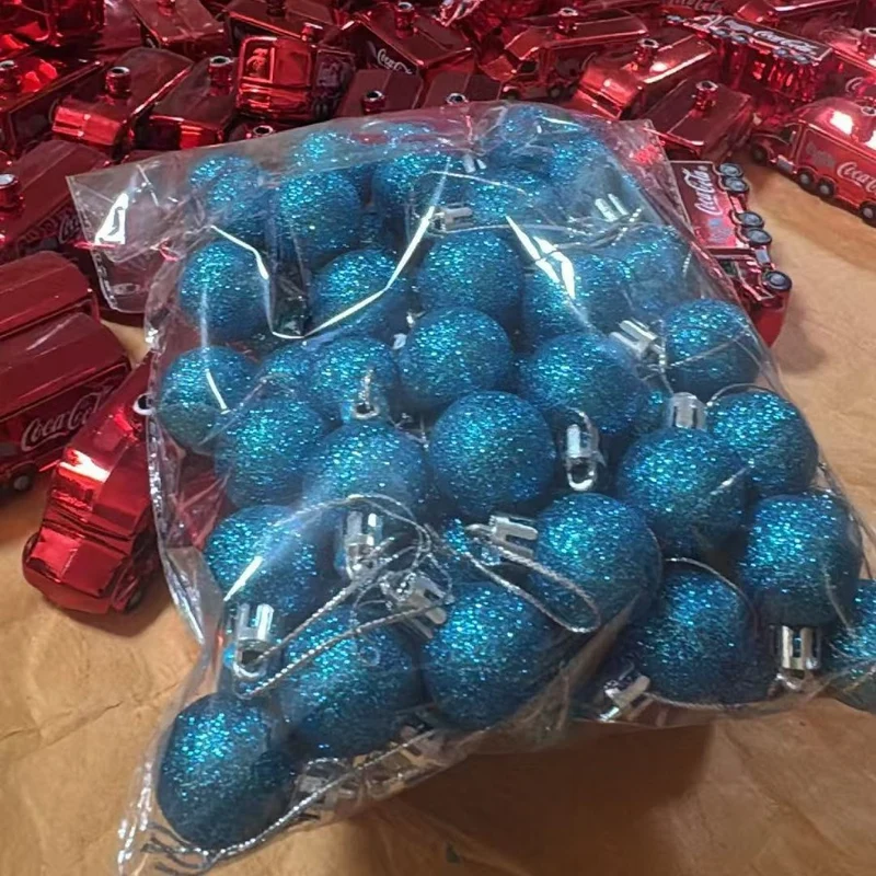 Glitzernde Weihnachtsornamente Karnz