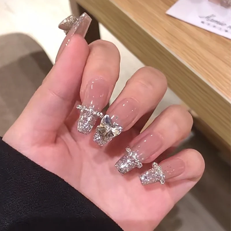Glamouröse mit Strass verzierte Press-On Nagelset Karnz