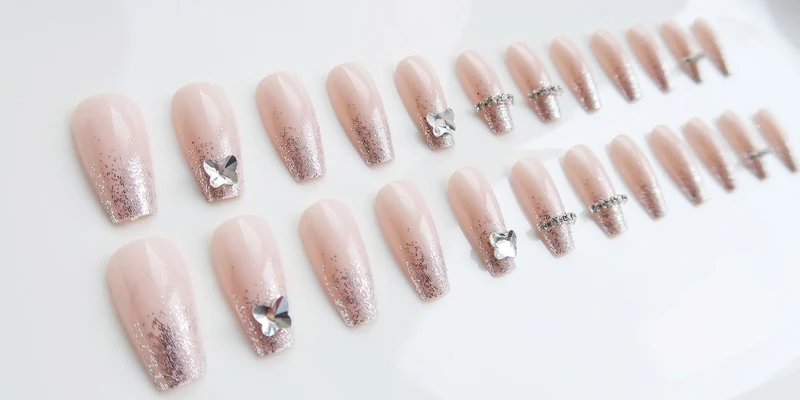 Glamouröse mit Strass verzierte Press-On Nagelset Karnz