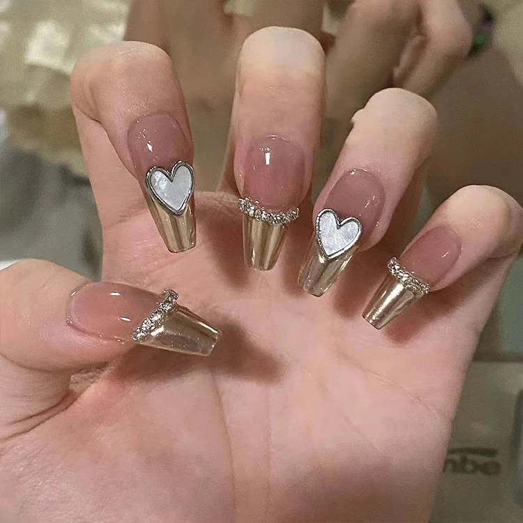 Herzförmiges Glam Press-On Nagelset Karnz