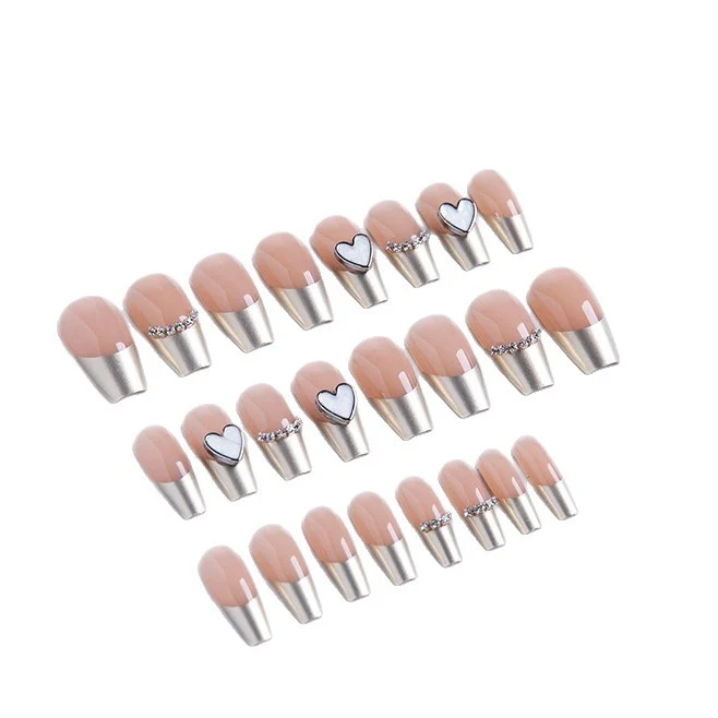 Herzförmiges Glam Press-On Nagelset Karnz