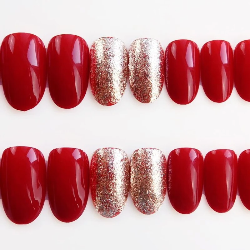 Glamouröse Press-On Nagelset mit funkelndem Akzent Karnz