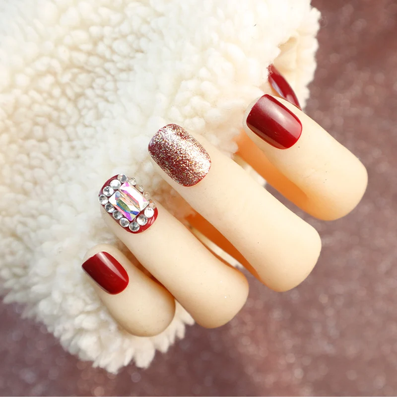 Glamouröses Press-On Nagelset mit Glitzer und Strassakzenten Karnz