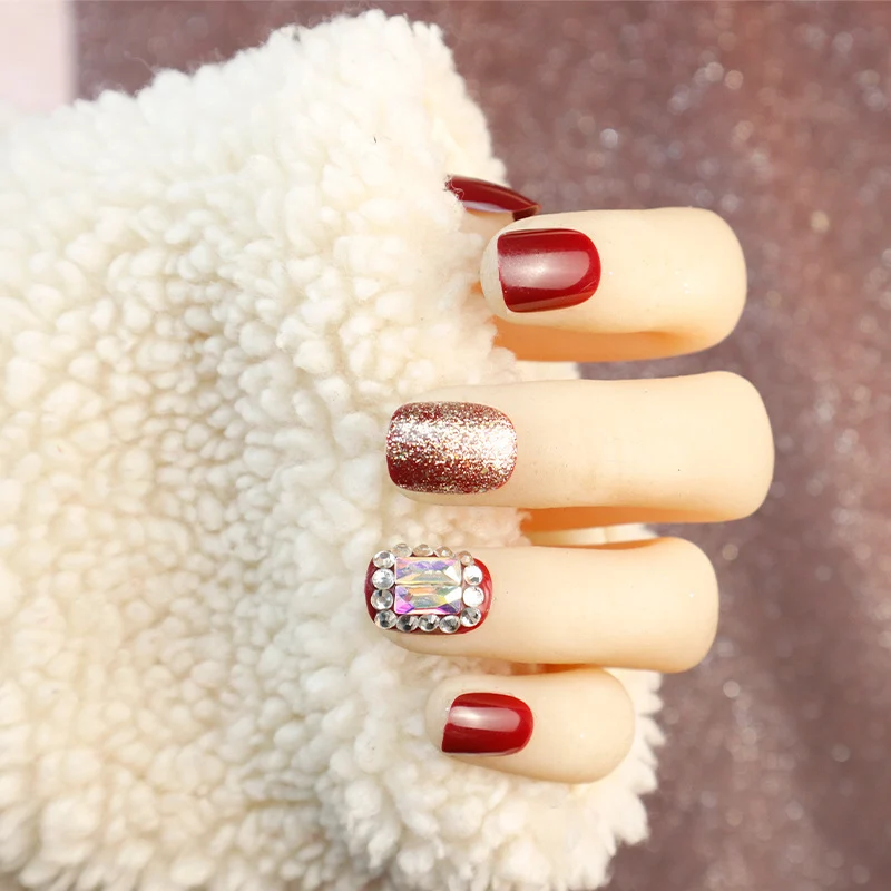 Glamouröses Press-On Nagelset mit Glitzer und Strassakzenten Karnz