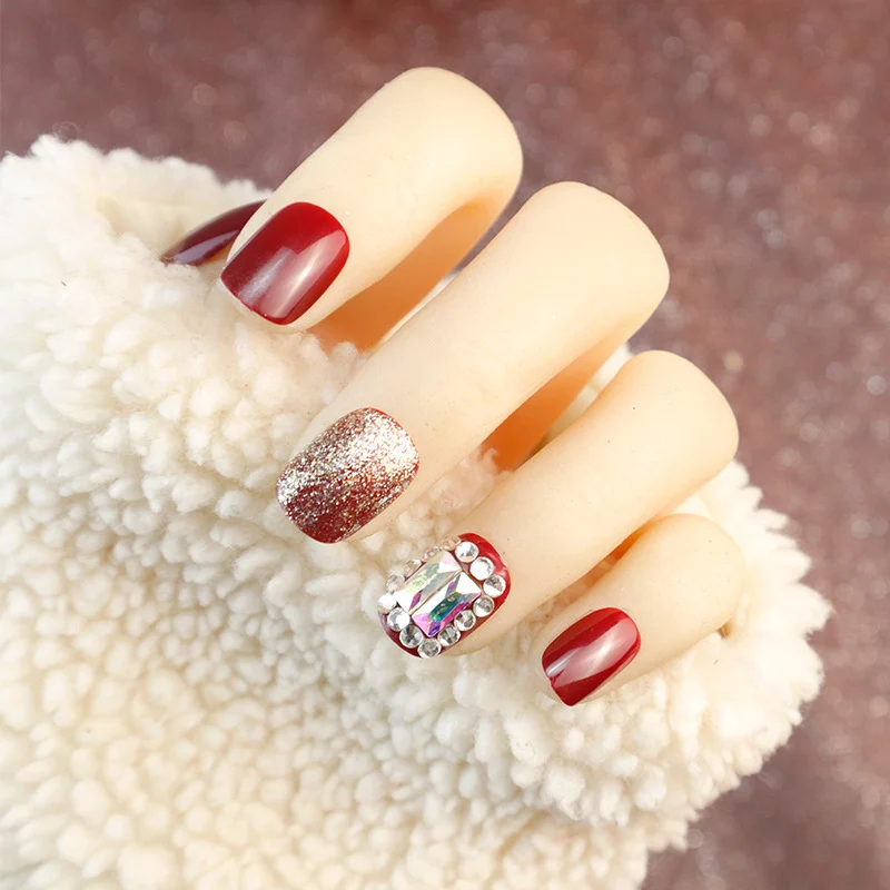 Glamouröses Press-On Nagelset mit Glitzer und Strassakzenten Karnz