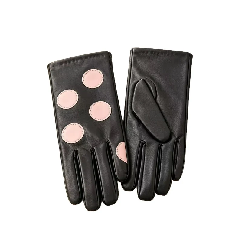 Stilvolle Leder-Touchscreen-Handschuhe mit gepunkteten Akzenten Karnz