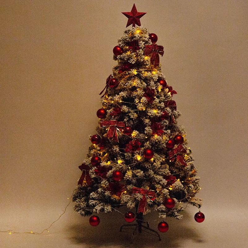 Premium Flocked Weihnachtsbaum mit dekorativen Ornamenten Karnz