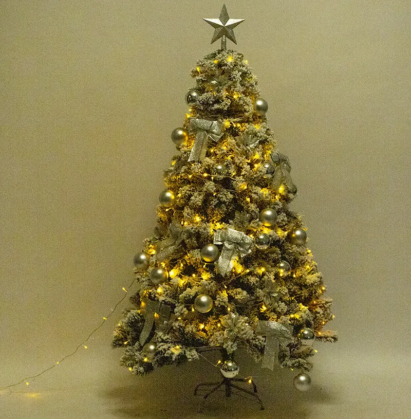 Premium Flocked Weihnachtsbaum mit dekorativen Ornamenten Karnz