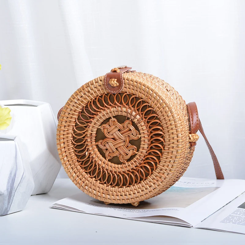 Elegante Rundhandtasche aus geflochtenem Rattan Karnz